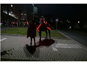 Sankt Martin Laternenumzug durch die Stadt (Foto: Karl-Franz Thiede)